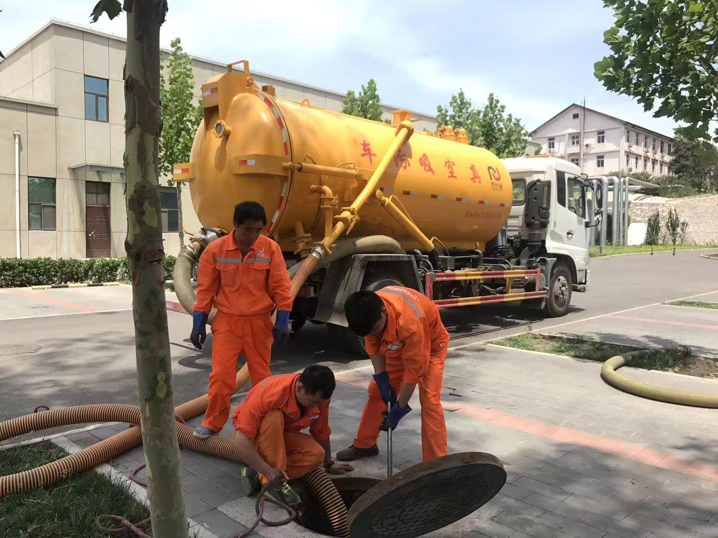 新宾管道疏通车停在窨井附近