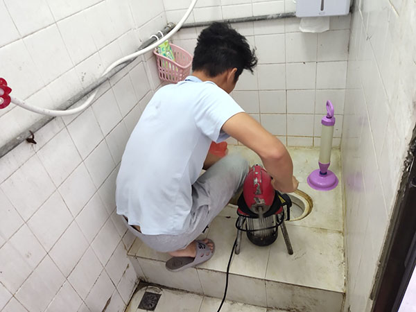 新宾管道堵塞冒臭气 专业师傅现场解决问题