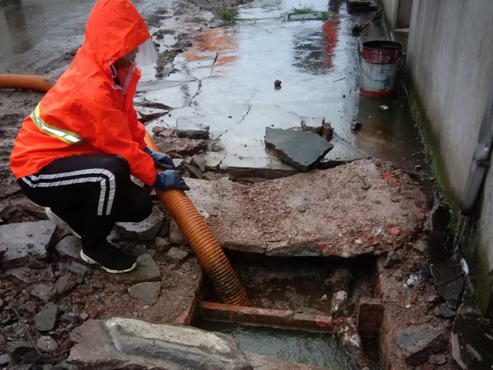 新宾专业清理污水池 炜誉市政以规范流程守护城市 “肠道”