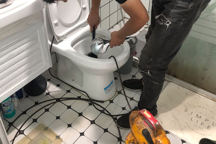 新宾马桶堵塞自己疏通还是找师傅？专业上门服务让你省时更省心