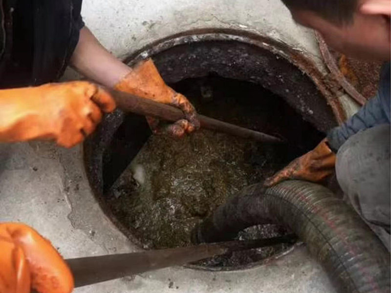 新宾清理化粪池时如何避免沼气的危害？